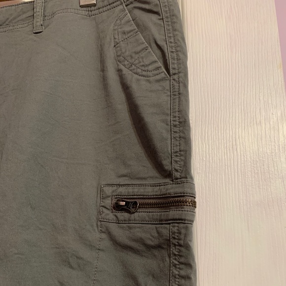 COPY - Knee-Length Capris and Roll-Up Shorts - Picture 3 of 5